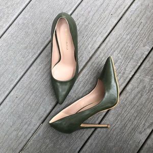 OLIVE GREEN POINTY-TOE PUMP - SIZE 9